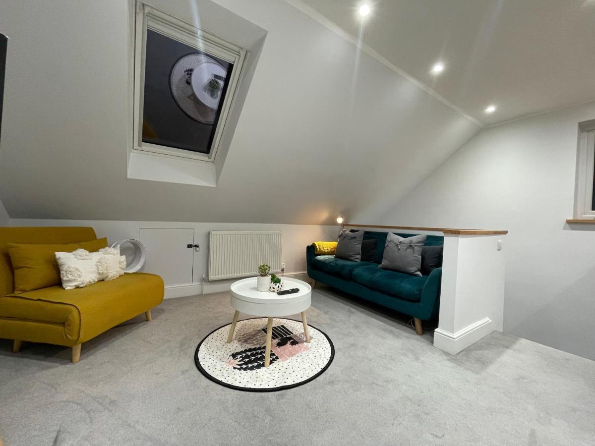 Unique Luxury Detached Apartment In Windsor That Sleeps 4 Exterior foto